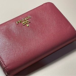 𝗣𝗶𝗻𝗸 𝗣𝗿𝗮𝗱𝗮 𝗟𝗲𝗮𝘁𝗵𝗲𝗿 𝗕𝗶𝗳𝗼𝗹𝗱 𝗪𝗮𝗹𝗹𝗲𝘁-Gold Logo